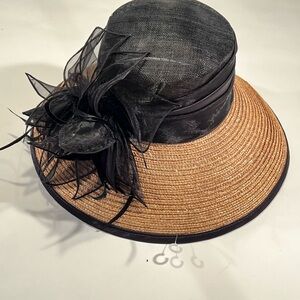 NWT Sophisticated Black and Tan Bucket Brimmed Straw Hat
